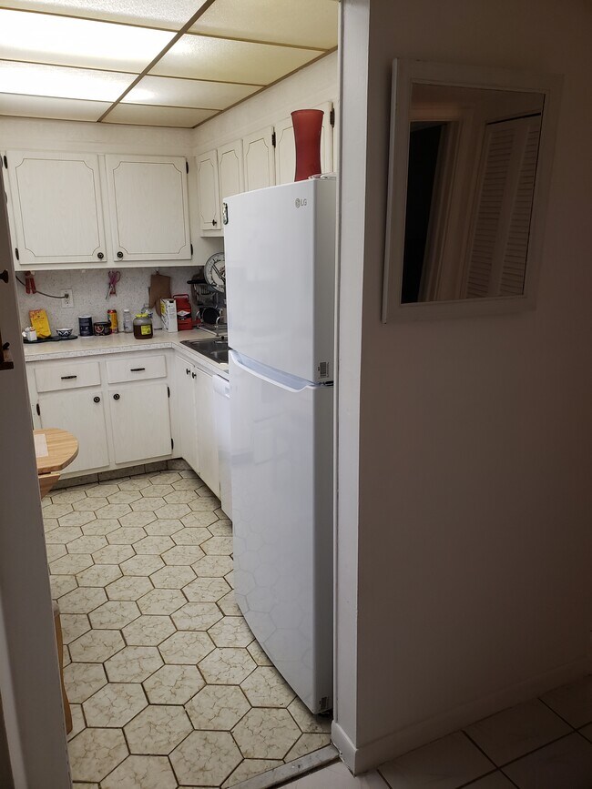 kitchen - 300 NE 14th Ave