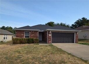Building Photo - 2500 SW Choctaw St