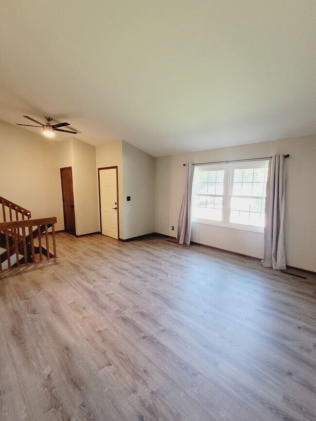 Foto del edificio - 3 bed, 3 bath home off Chapel Hill Road