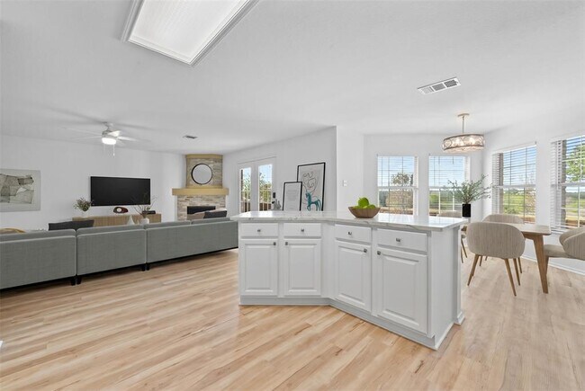 Foto del edificio - 2412 Regal Park Ln