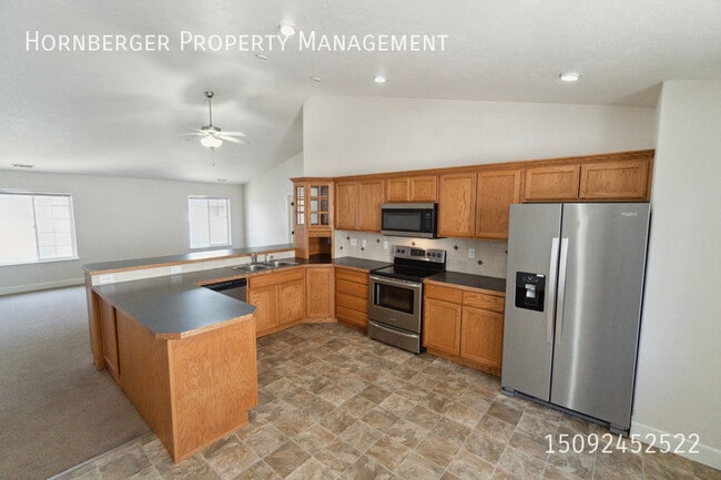 Building Photo - 942 E Nora Ave