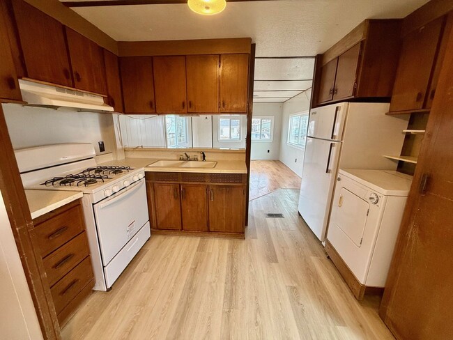 Building Photo - 2 bedroom with New Paint