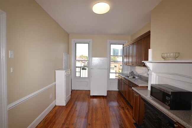 Building Photo - 167 8th St