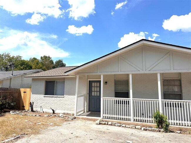 Foto del edificio - 6910 Circle S Rd