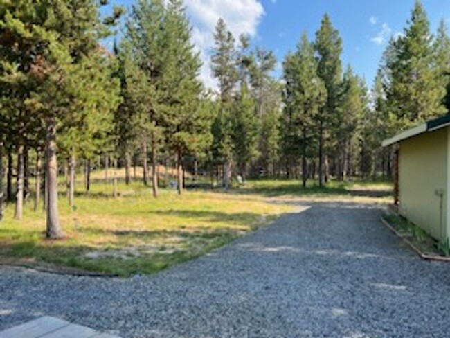 Building Photo - Custom Home Close to Big Deschutes