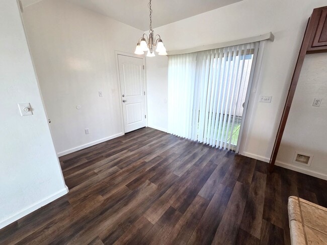 Foto del edificio - Beautiful 3 Bedroom 2.5 Townhouse by Summit Charter Academy