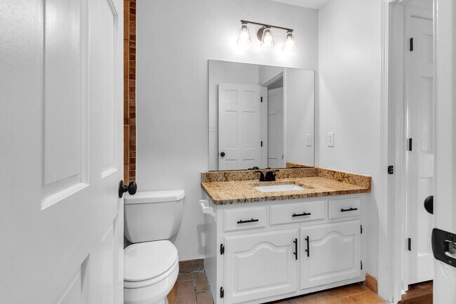 Building Photo - AVAILABLE NOW!! 5 Bedroom 3.5 Bath Fully R...