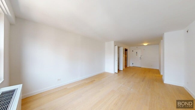 Building Photo - 222 E 39th St