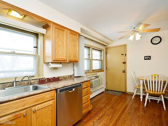 Building Photo - 2 br, 1 bath Apartment - 5935 N Odell Ave