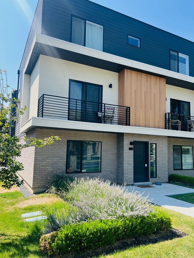 Foto principal - Beautiful new construction, modern townhom...