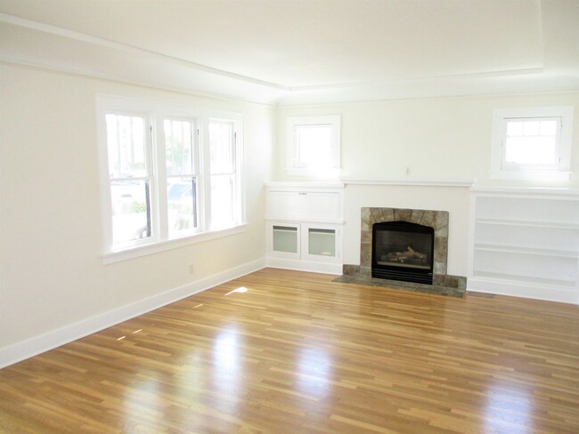 Foto del edificio - Restored Spanish Style Wilshire Square Home