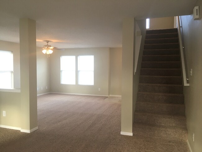 Building Photo - Beautiful 6 Bedroom 3 Bathroom 2 story Hom...