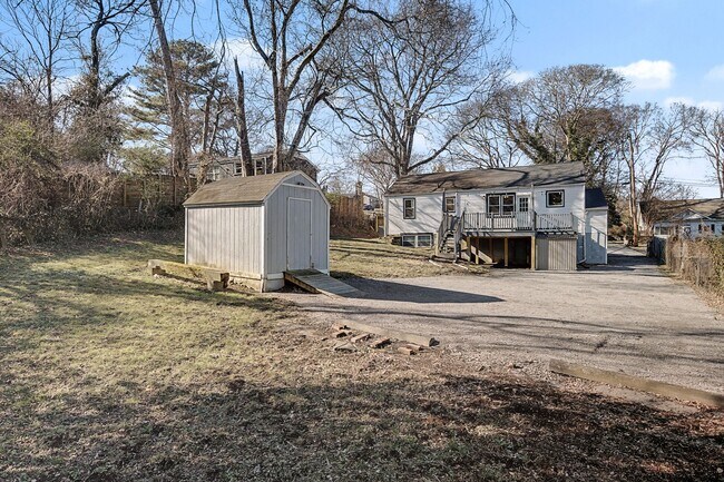 Building Photo - 2204 Sandra Dr