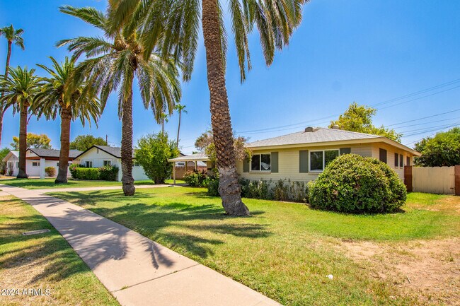 Foto del edificio - 3409 E Indianola Ave