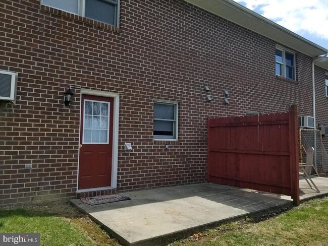 Building Photo - 695 Center Dr