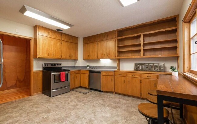 Foto del edificio - Spacious 4 bedroom 2 bathroom stand alone pet friendly home, with attached garage