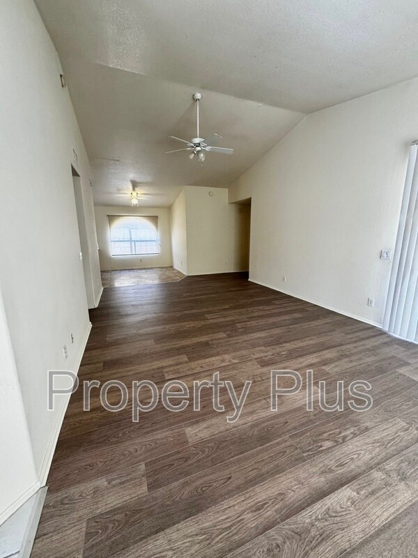 Foto del edificio - 9334 E Plana Ave