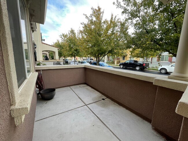 Foto del edificio - Nice Townhome w/ Detached Garage, Granite ...