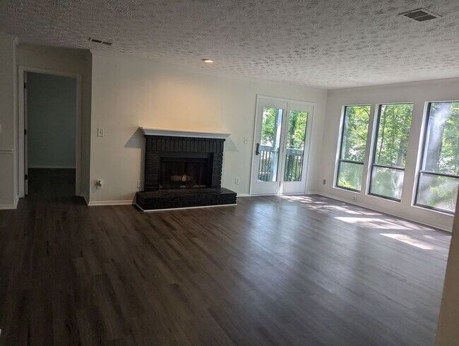 Foto del edificio - 101 Warm Springs Cir