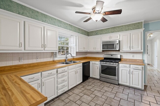 Building Photo - Five Bedroom in Country Club Woods