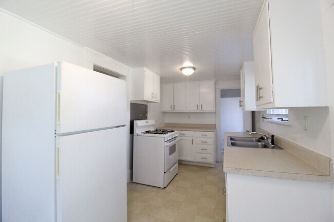 Building Photo - 2 Bedroom 1 Bath Home In Westport