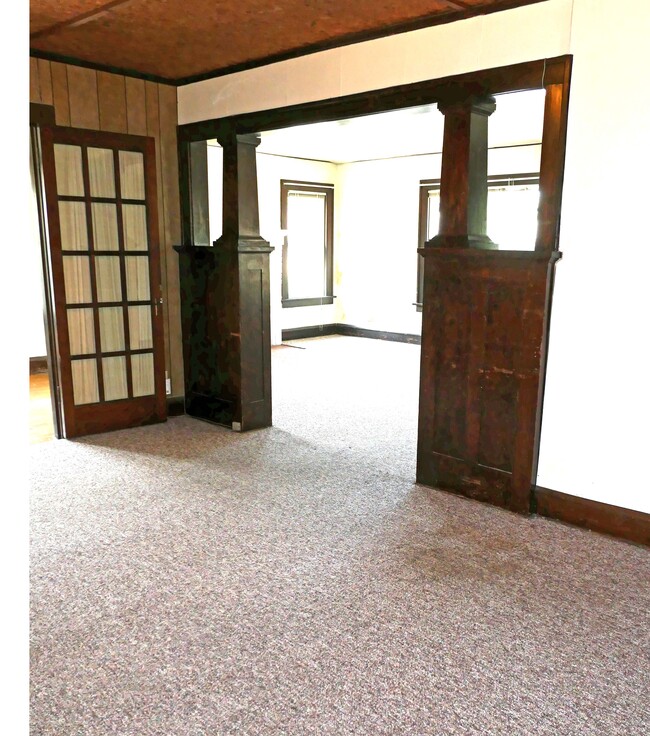 Entry Area - 1937 University Ave