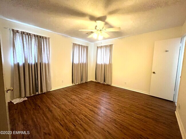 Foto del edificio - 2113 Valleyview Dr