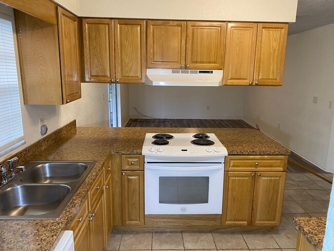 Building Photo - 3/2/2 Deltona available January 5, 2026