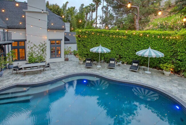 Building Photo - 2050 Laurel Canyon Blvd