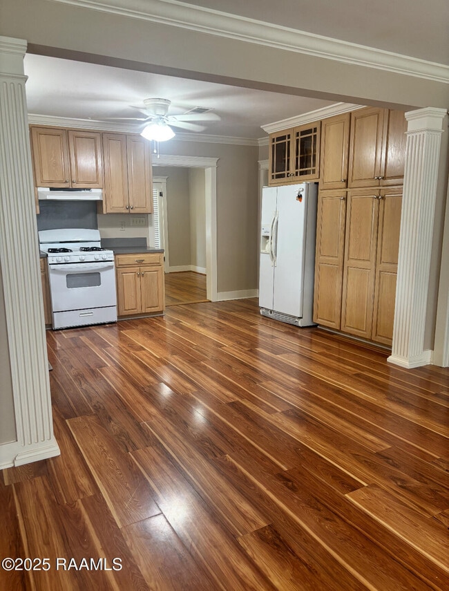 Building Photo - 121 Oak Crest Dr