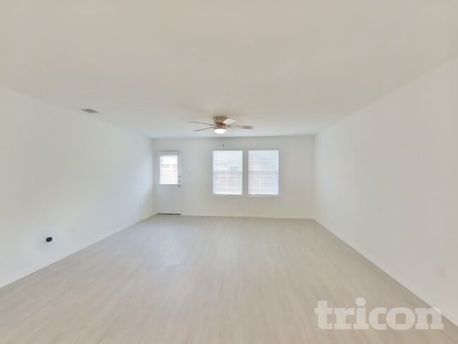 Building Photo - 5715 Vista Point