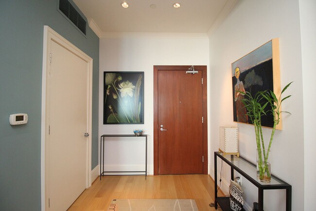 Building Photo - Luxurious 2+ Bedroom/2 Bath Condo at the M...