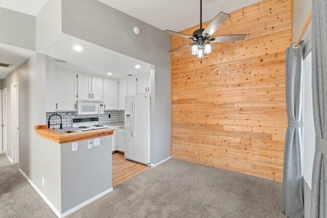 Foto del edificio - Rancho San Diego- Beautiful Mirasol Complex- 2 bed / 2 bath Upstairs Condo w A/C, Laundry + Parki...