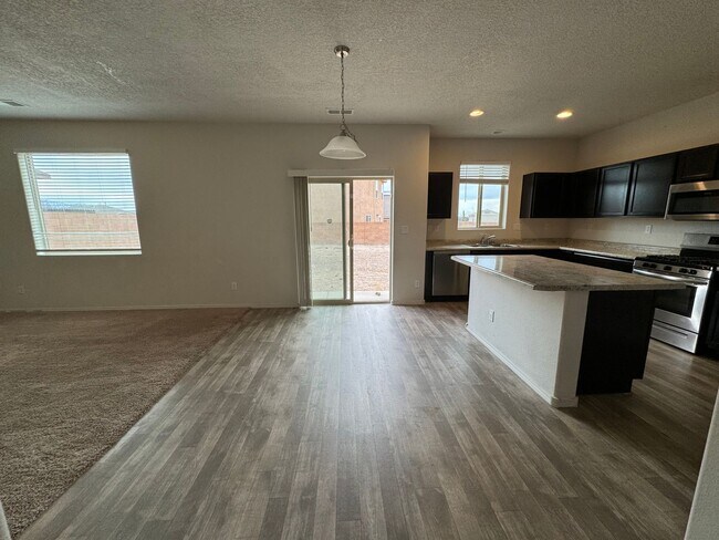 Building Photo - 4 bed home available now!