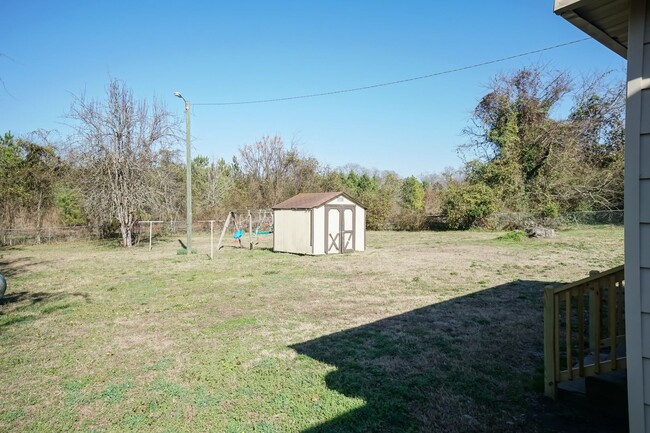 Building Photo - Three Bedroom Home!