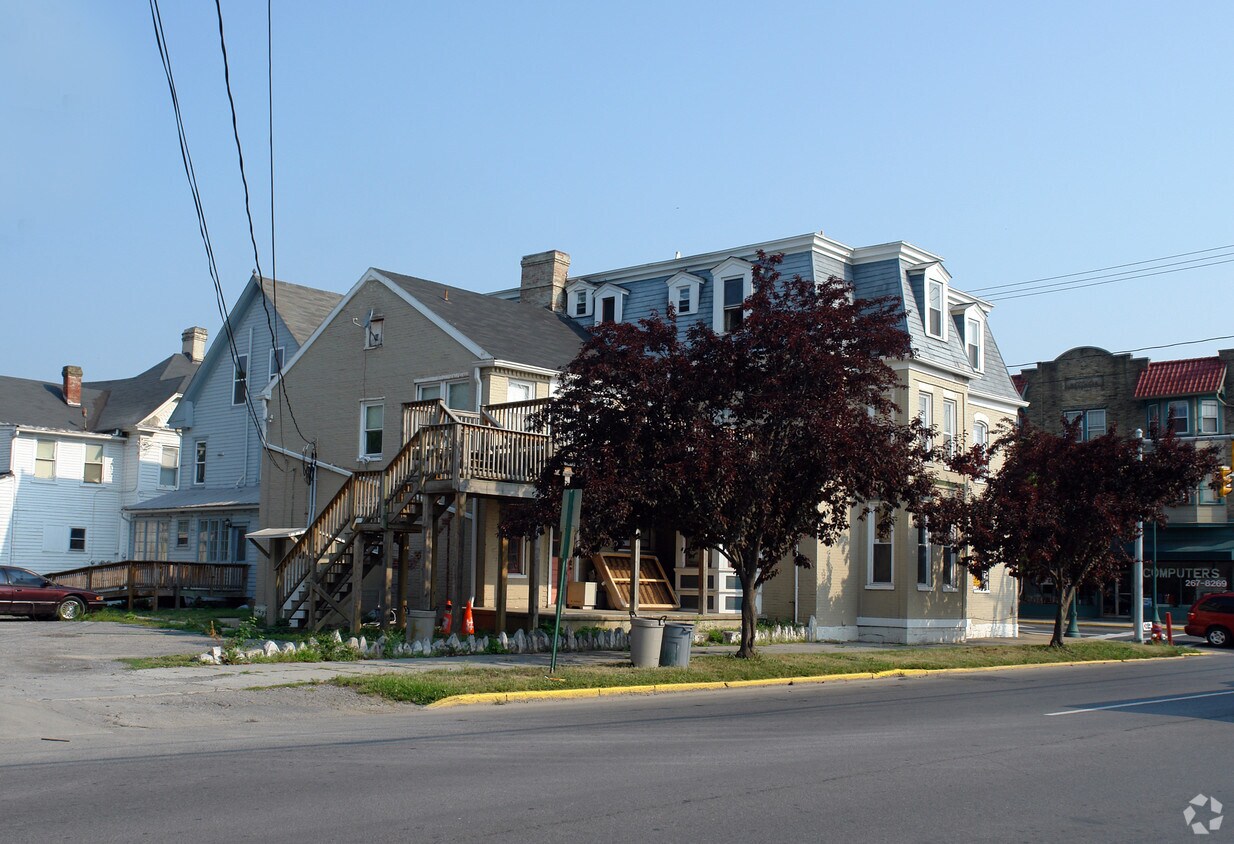 Building Photo - 501 W King St