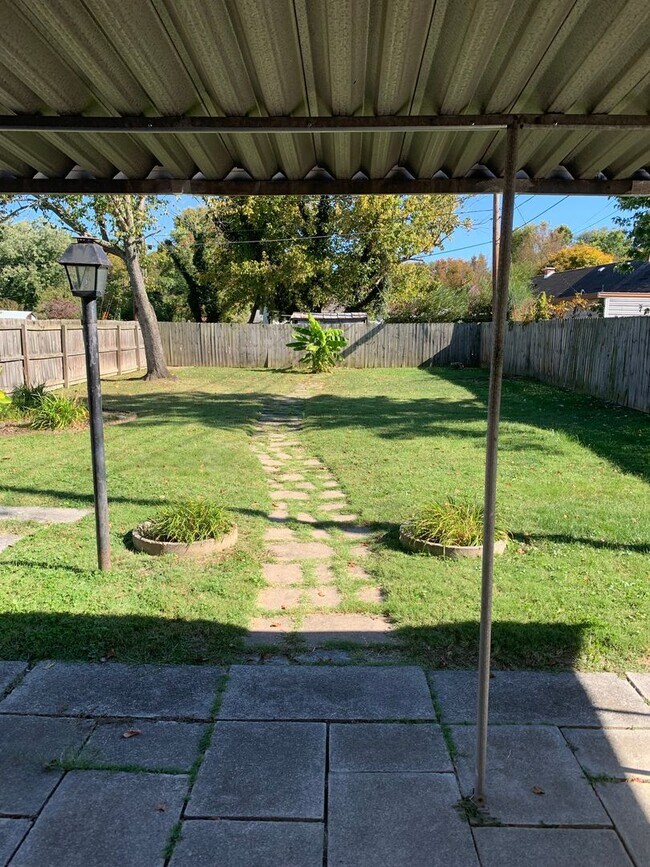 Foto del edificio - 2 Bedroom/1 bath Brick Duplex  Kingsport, TN