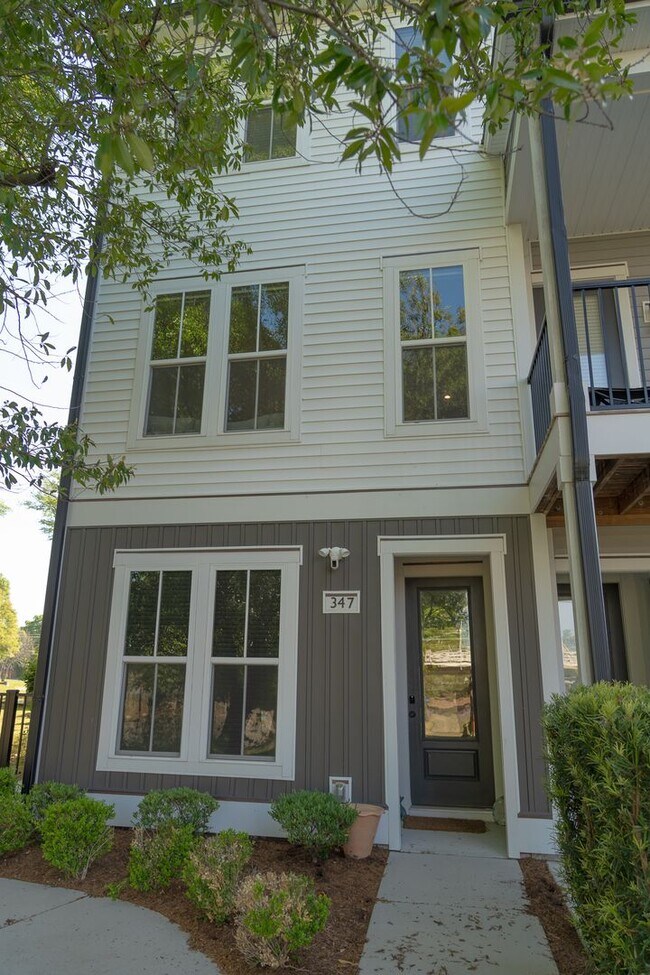 Building Photo - Secluded new townhouse in downtown wilmington