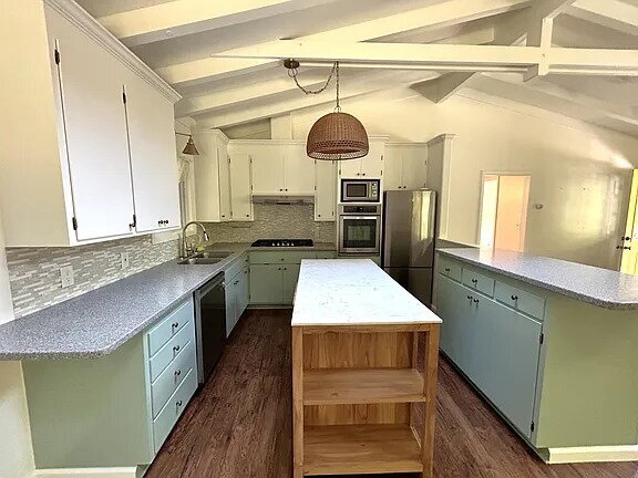 Foto del edificio - Charming upstairs Guerneville duplex. This home is close to town and has river access