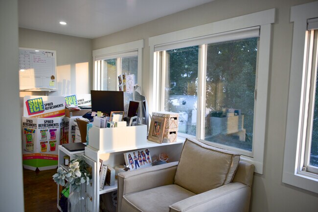 Office/bonus space - 55 Derby St