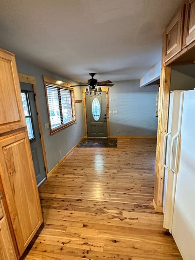 Building Photo - Lovely 3Bd Cabin style home in a quiet nei...