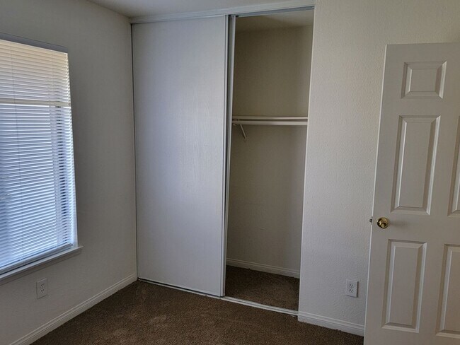 Foto del edificio - 3 Bedroom 1 3/4 Bath HOUSE with 2 car garage