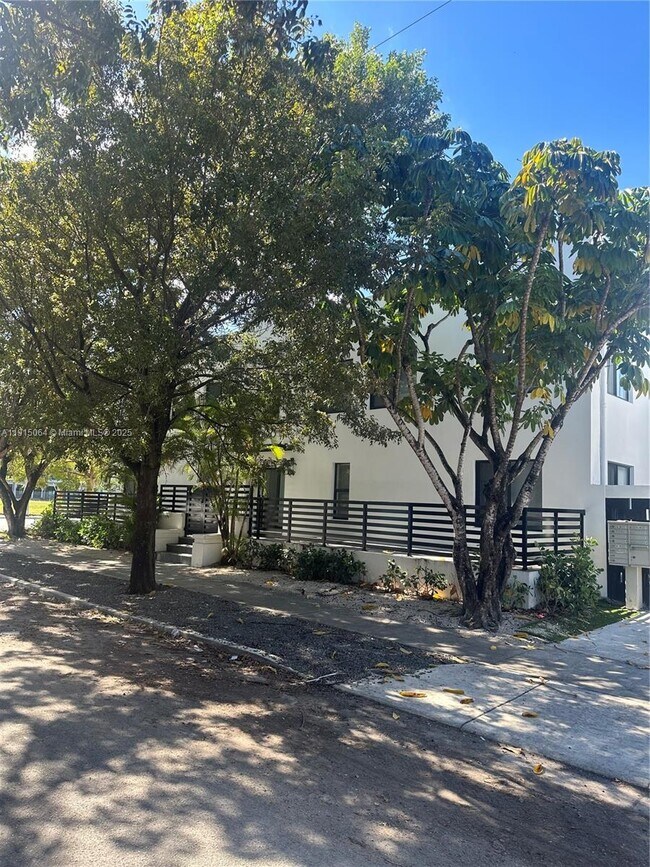 Building Photo - 638 SW 21st Ave