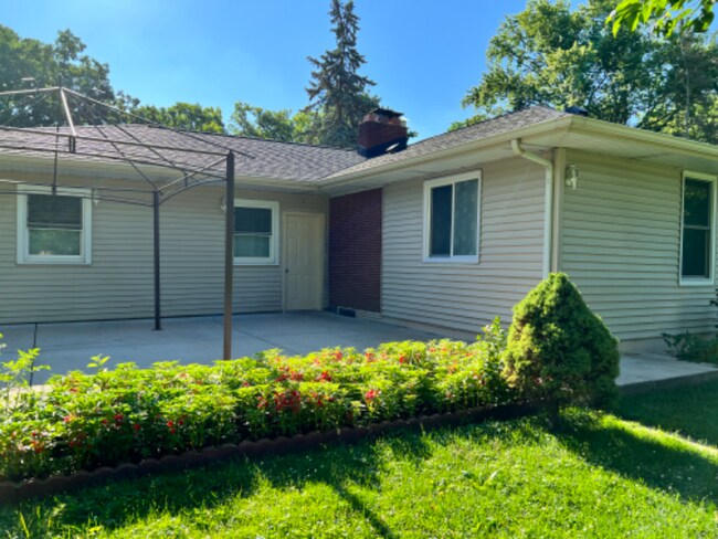 Foto del edificio - 1320 Hickory Dr