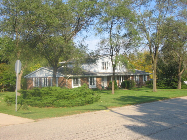 Building Photo - 171 Wolf Dr