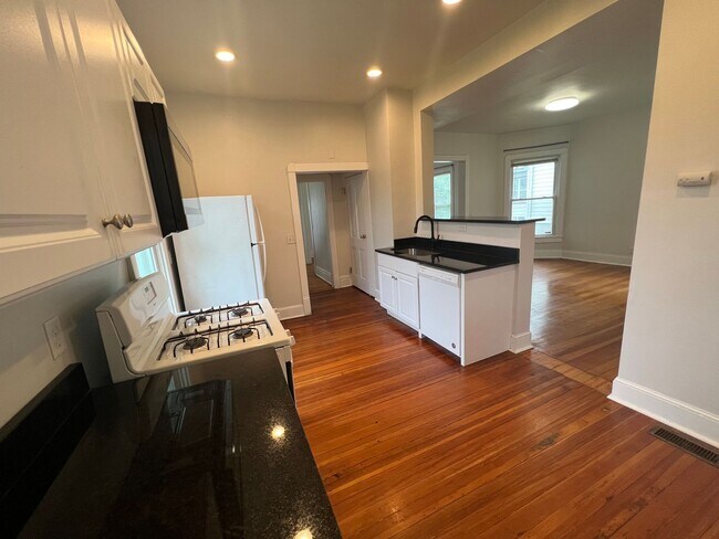 Foto del edificio - 3 BR House available in June