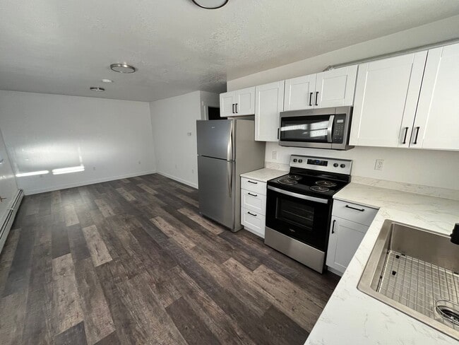 Building Photo - 1994 Badger Rd