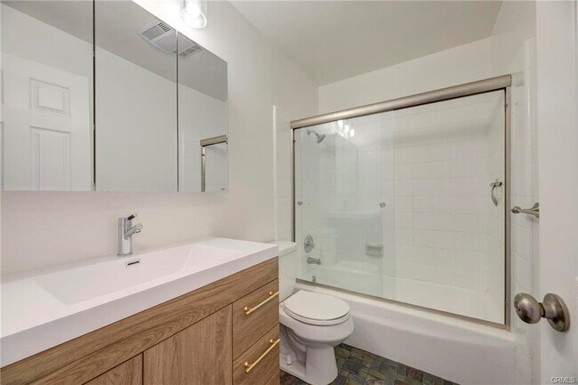 Foto del edificio - 640 Manhattan Beach Boulevard Apt ##5, Man...