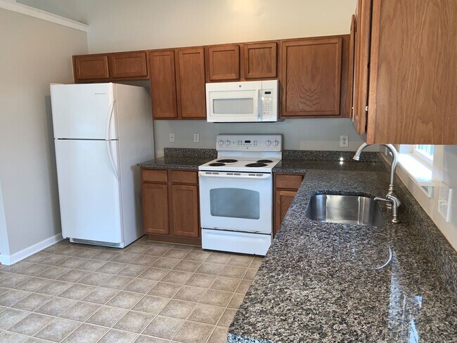 Building Photo - Pet Friendly & Fenced Back Yard! - 3 Bedro...
