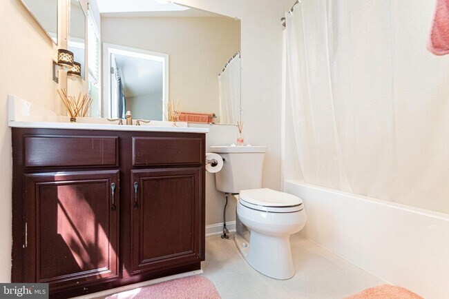 Building Photo - 146 Quiet Waters Pl